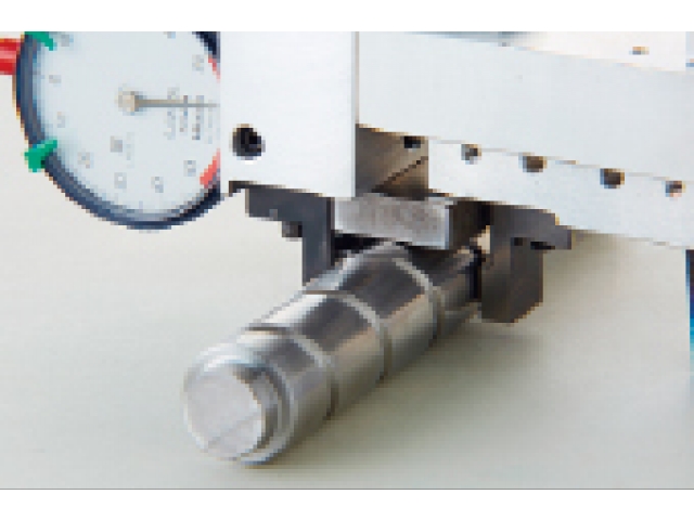 用3針測量滾珠絲杠軸的有效直徑。