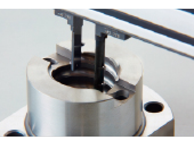 在三點(diǎn)測量滾珠絲杠螺母的有效直徑。